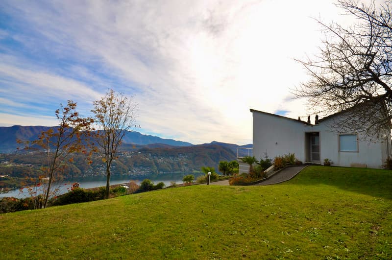 Villa Bifamiliare con Vista Panoramica a 180 su Lago e sui Monti (3)