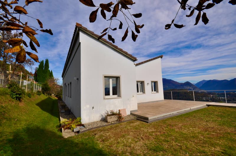 Villa Bifamiliare con Vista Panoramica a 180 su Lago e sui Monti (7)