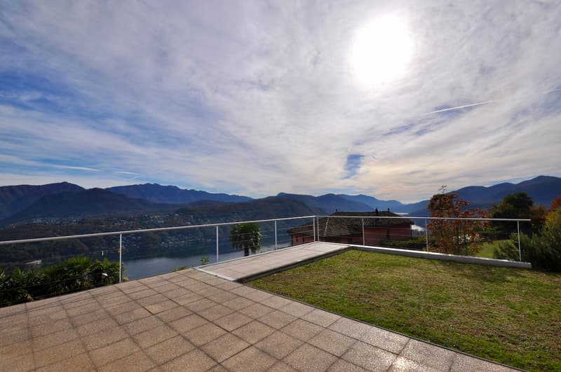 Villa Bifamiliare con Vista Panoramica a 180 su Lago e sui Monti (9)