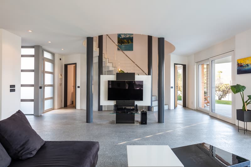 Moderna Villa Ben Soleggiata con Piscina e Giardino in vendita a Pura (8)