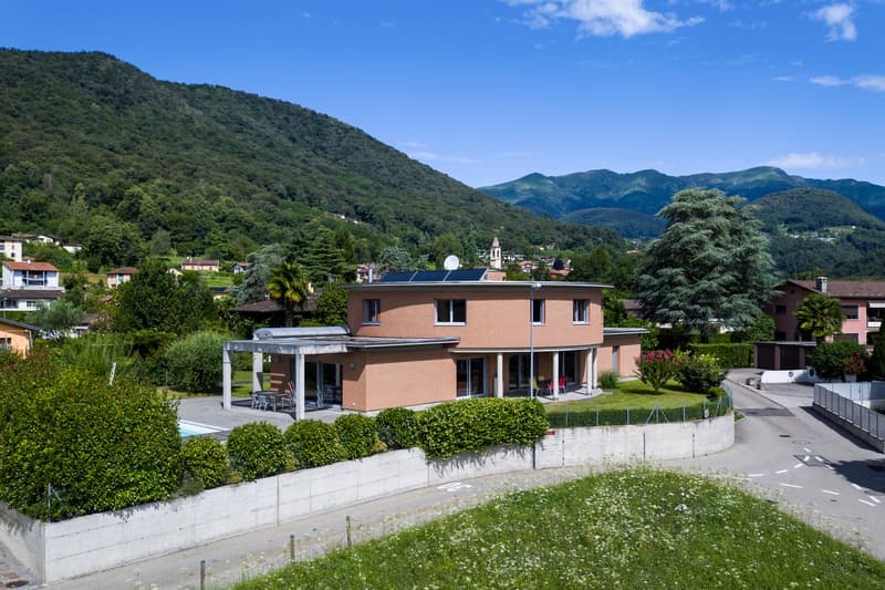 Moderna Villa Ben Soleggiata con Piscina e Giardino in vendita a Pura (4)