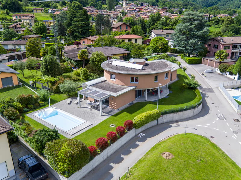 Moderna Villa Ben Soleggiata con Piscina e Giardino in vendita a Pura (2)
