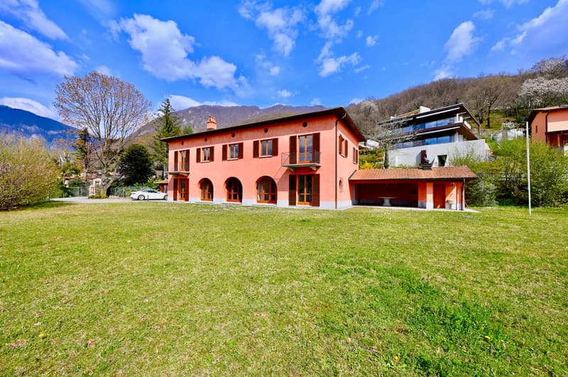 Villa in Stile Toscano con Vista Lago e Ampio Giardino a Rovio (1)