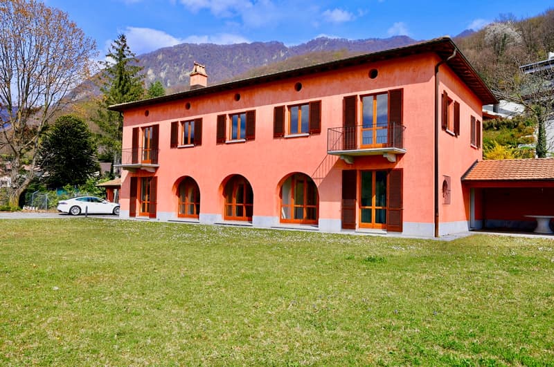 Villa in Stile Toscano con Vista Lago e Ampio Giardino a Rovio (2)
