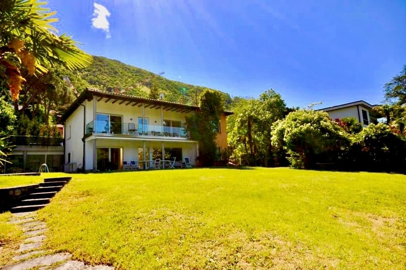 Villa Fonte Lago di Lugano con Darsena e Piscina in vendita a Bissone (2)