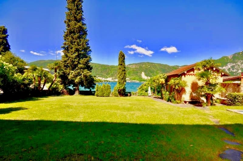 Villa Fonte Lago di Lugano con Darsena e Piscina in vendita a Bissone (1)