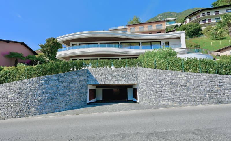Moderna Villa di Lusso con Piscina e Vista Mozzafiato sul Lago (1)
