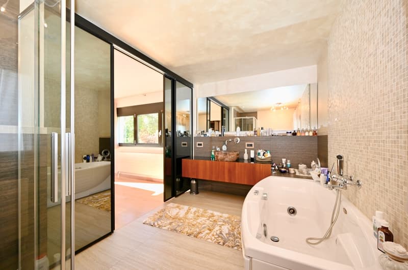 Villa Moderna con Piscina Riscaldata ad Agra - Collina d'Oro (11)