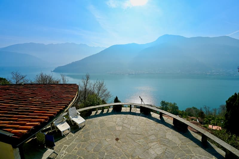 2 Ville Gemelle in Stile Rustico con Vista Lago e Piscina (3)