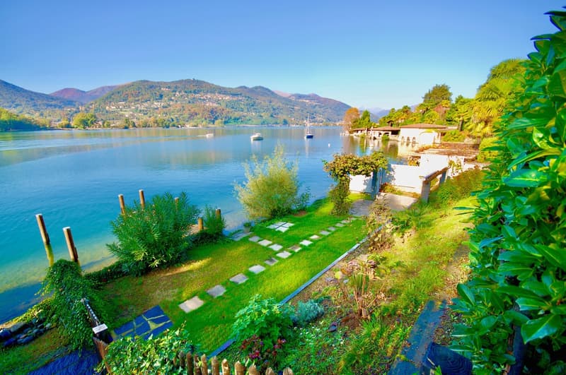 Villa Fronte Lago di Lugano con Pontile e 2 Posti Barca a Montagnola (1)