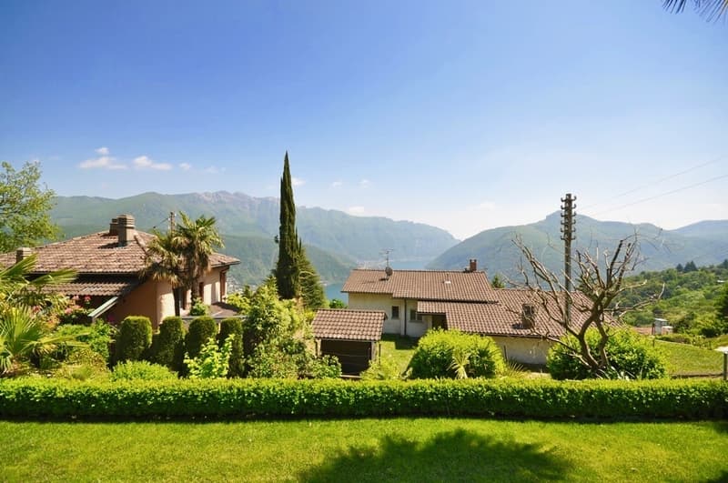 Splendida Villa Familiare Immersa nel Verde a Carona (4)