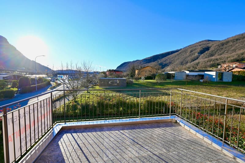 Moderna Casa Unifamiliare con Giardino e Vista Panoramica (8)