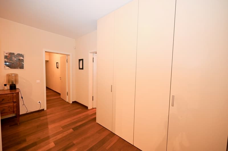 Moderno Appartamento con Terrazza e Vista Mozzafiato sul Lago (13)