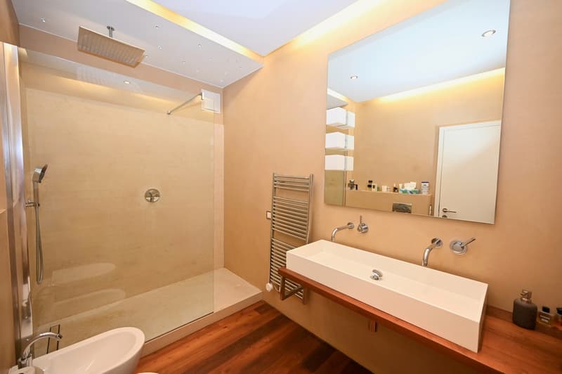 Moderno Appartamento con Terrazza e Vista Mozzafiato sul Lago (11)