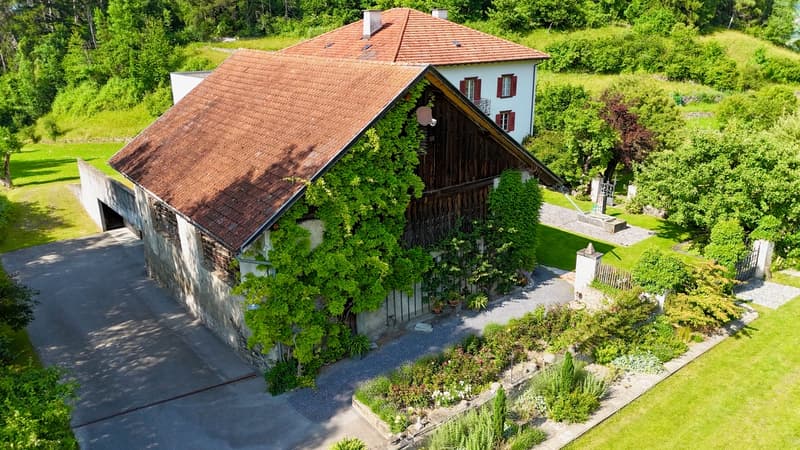 Tenuta di charme con 21 ettari di terreno, casa del contadino e stalle (6)