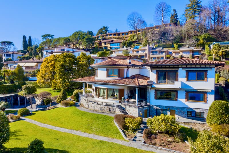 Villa di Lusso a Lugano in Vendita - Vista Lago, Giardino e Piscina (3)