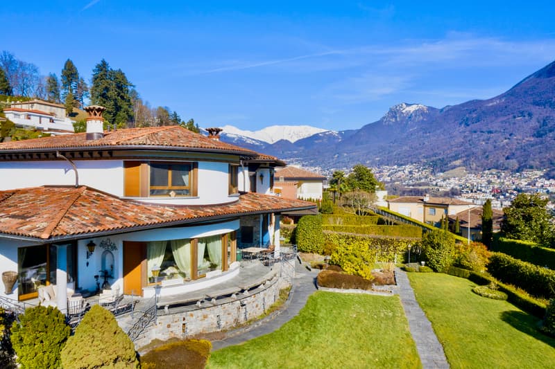 Villa di Lusso a Lugano in Vendita - Vista Lago, Giardino e Piscina (5)