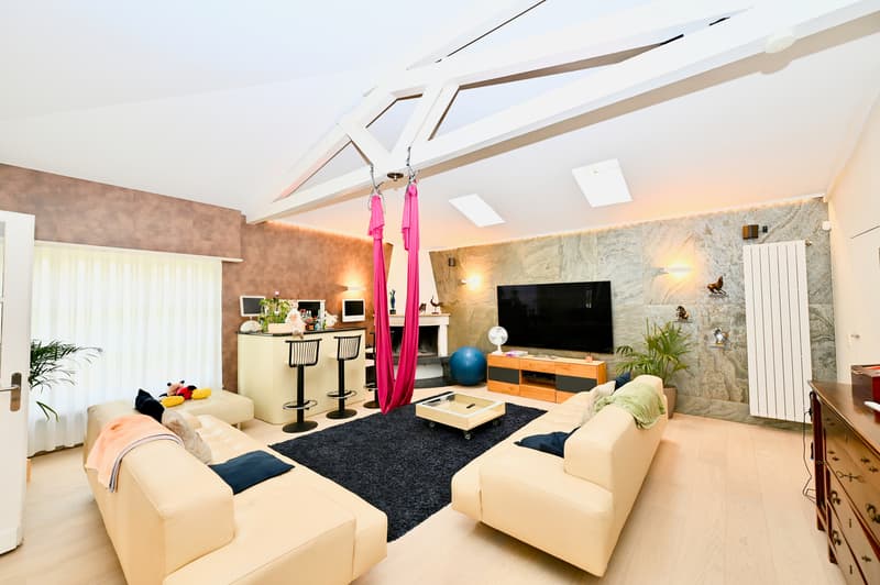 Elegante Villa con Splendida Piscina e Rigoglioso Giardino a Caslano (11)