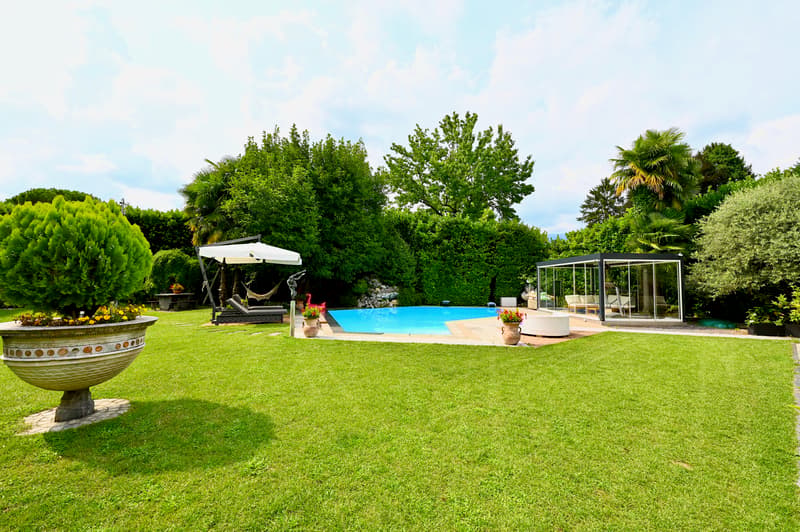 Elegante Villa con Splendida Piscina e Rigoglioso Giardino a Caslano (6)