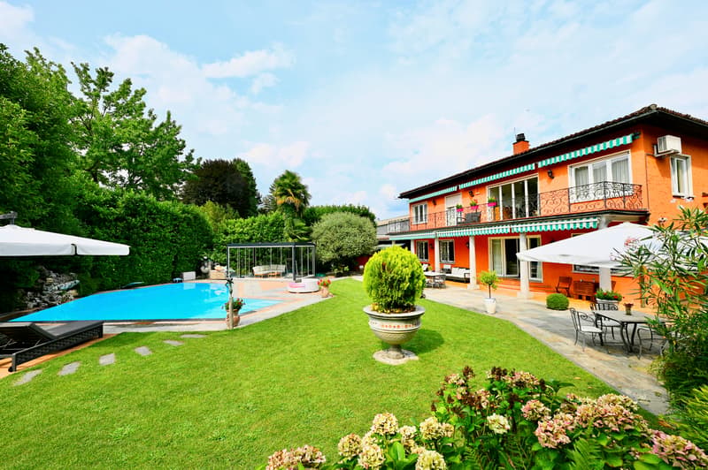 Elegante Villa con Splendida Piscina e Rigoglioso Giardino a Caslano (5)