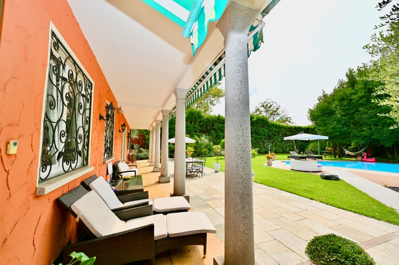 Elegante Villa con Splendida Piscina e Rigoglioso Giardino a Caslano (7)