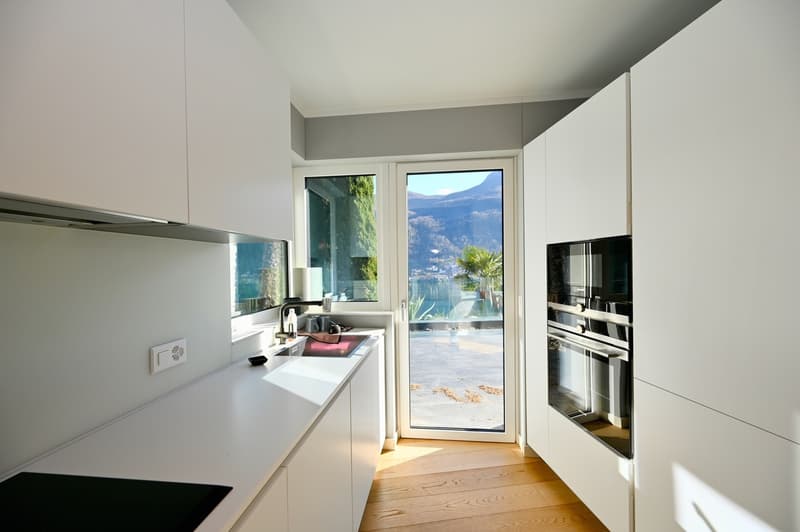 Esclusiva Villa di Lusso con Piscina Coperta e Vista Lago (9)