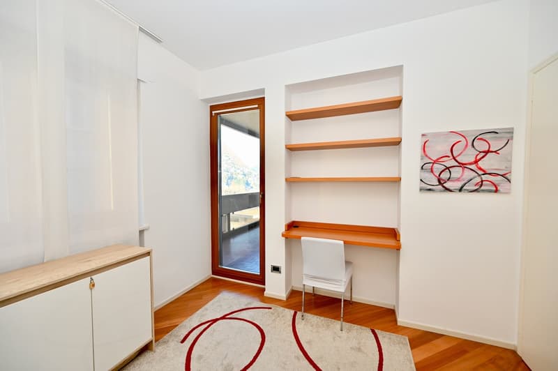 Elegante Appartamento con Vista Lago Mozzafiato a Lugano (13)
