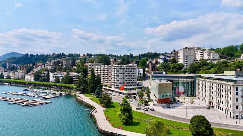 Prestigioso Spazio Commerciale in Prima Linea a Lago nel Central Park (2)