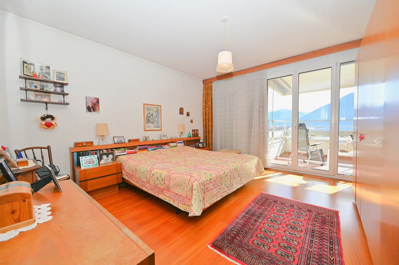 Vista lago, ampi spazi e piscina: elegante appartamento a Minusio (9)