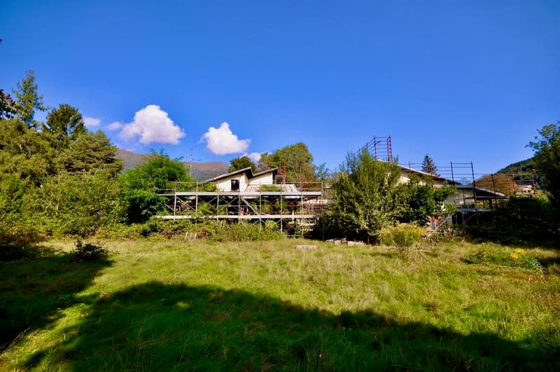 Villa da Ristrutturare Immersa in un Grande Parco con Tanta Privacy (2)