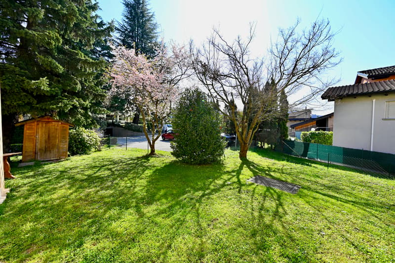 Luminoso Appartamento con Giardino Privato a Cureglia (11)