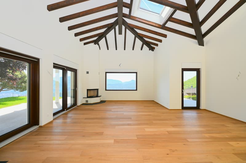 Splendida Villa Completamente Ristrutturata con Piscina e Vista Lago (5)