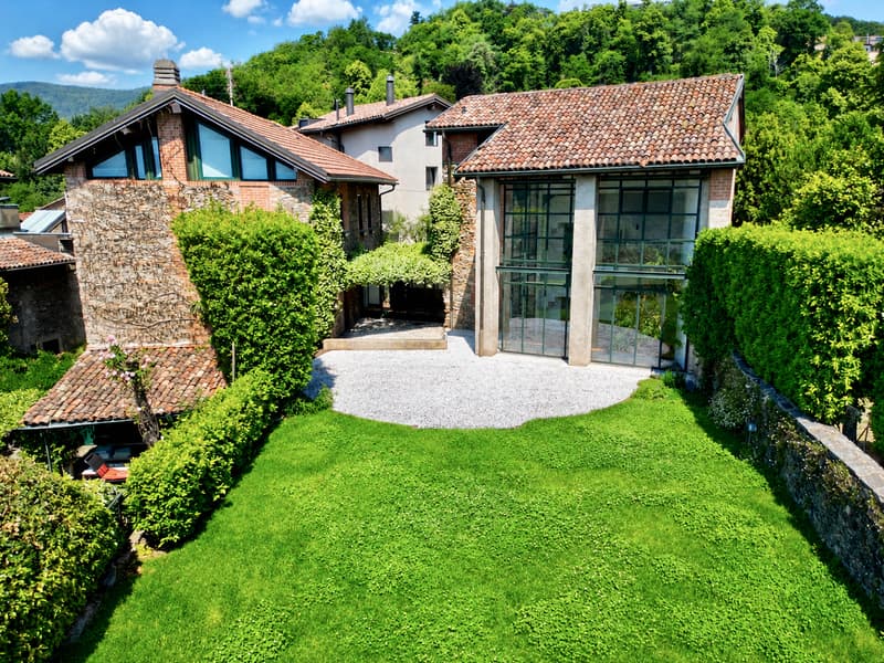 Elegante Villa di Charme con Giardino e Vista Lago (2)