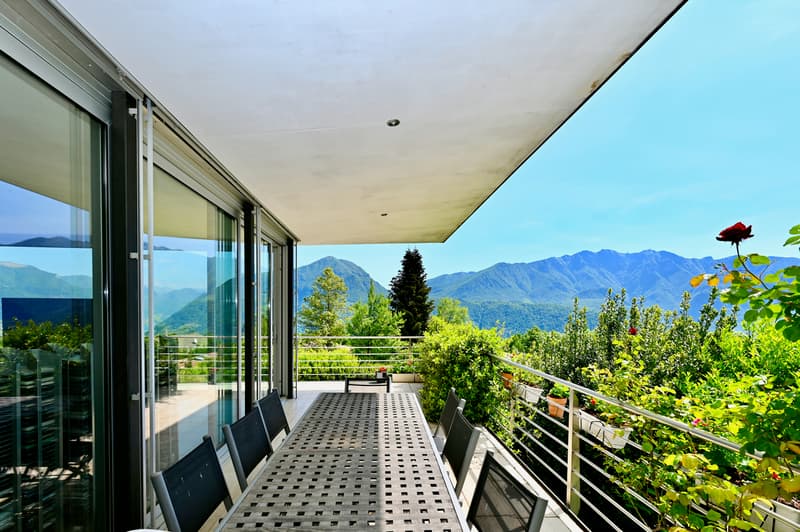 Elegante Villa Moderna Immersa nel Verde con Vista Panoramica sul Lago di Lugano (12)