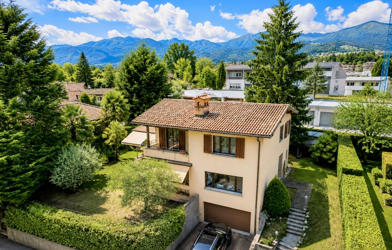 Villa con Giardino, Vista Aperta e Progetto per la Piscina (1)