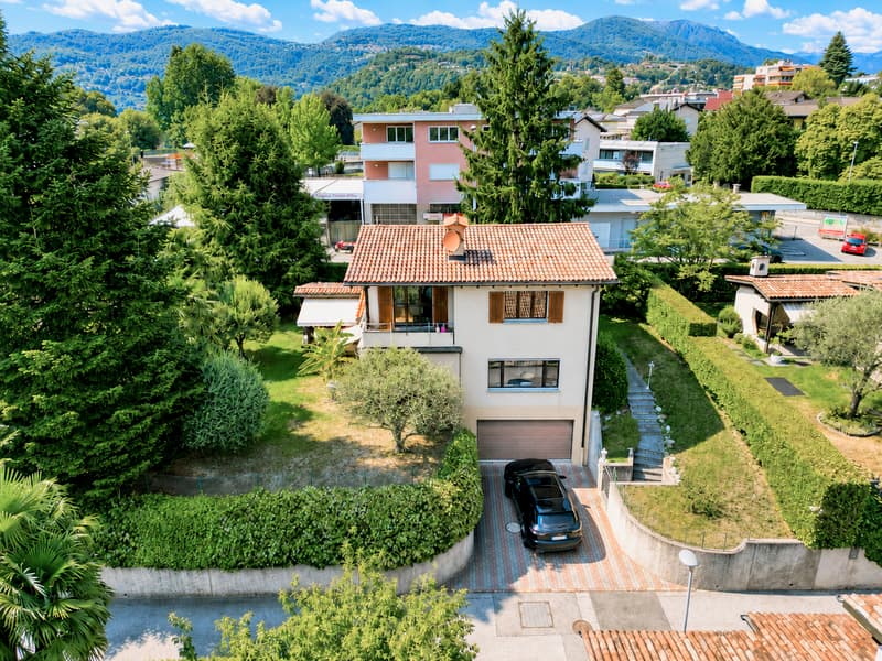 Villa con Giardino, Vista Aperta e Progetto per la Piscina (2)