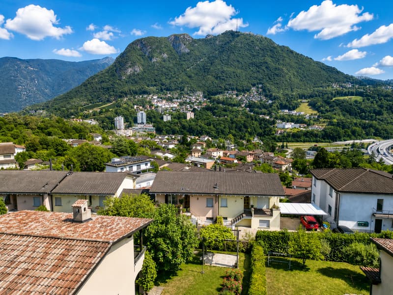 Villa con Giardino, Vista Aperta e Progetto per la Piscina (3)