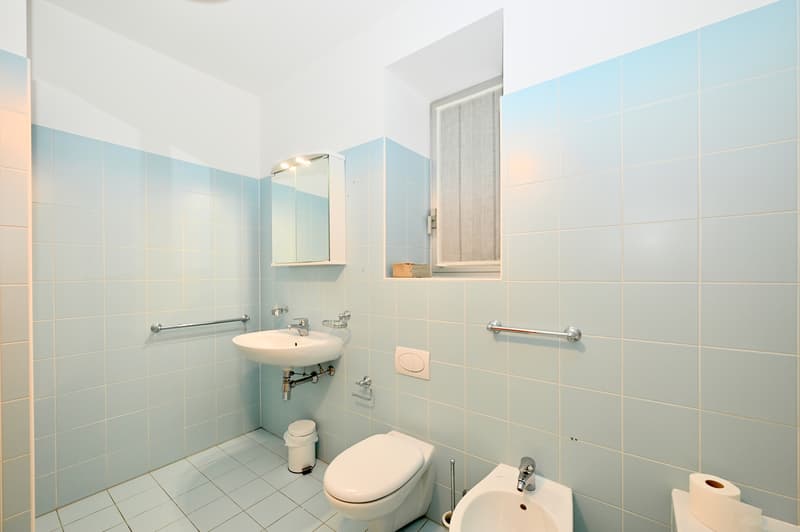 Elegante Appartamento Ammobiliato con Vista Panoramica a Porza (13)