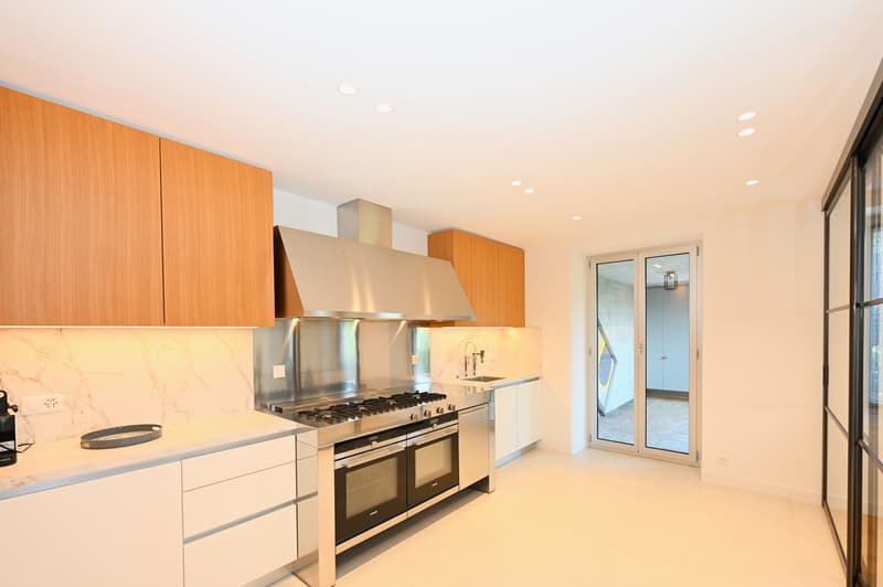 Elegante Appartamento Ammobiliato con Vista Panoramica a Porza (8)