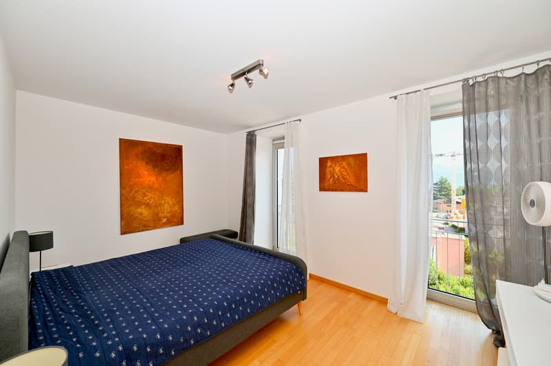 Elegante Appartamento Ammobiliato con Vista Panoramica a Porza (9)