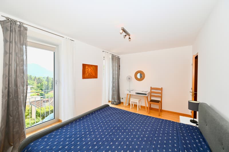Elegante Appartamento Ammobiliato con Vista Panoramica a Porza (10)