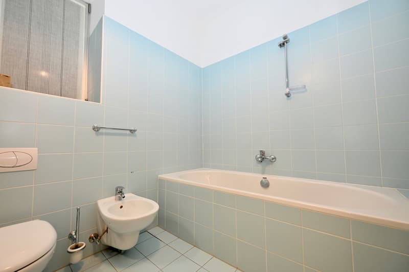 Elegante Appartamento Ammobiliato con Vista Panoramica a Porza (12)