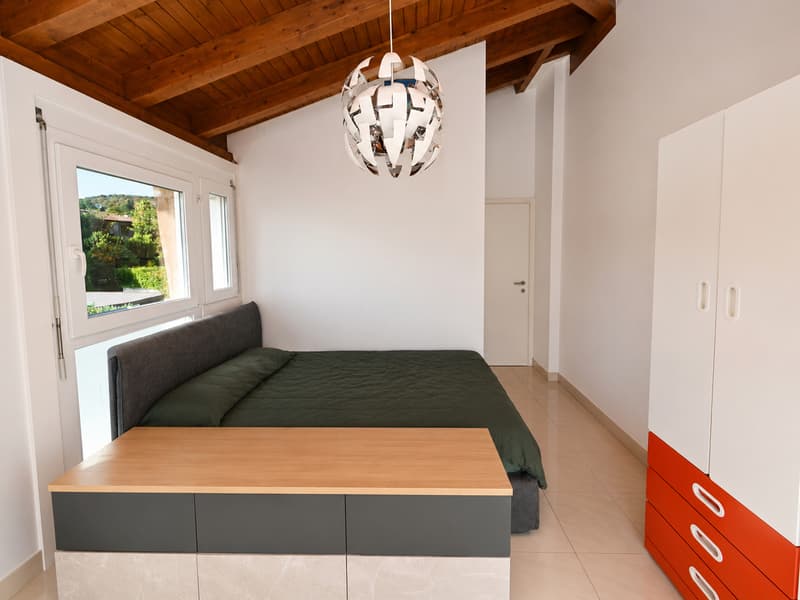 Elegante Villetta con Giardino, Ampia Terrazza e Vista Aperta (13)