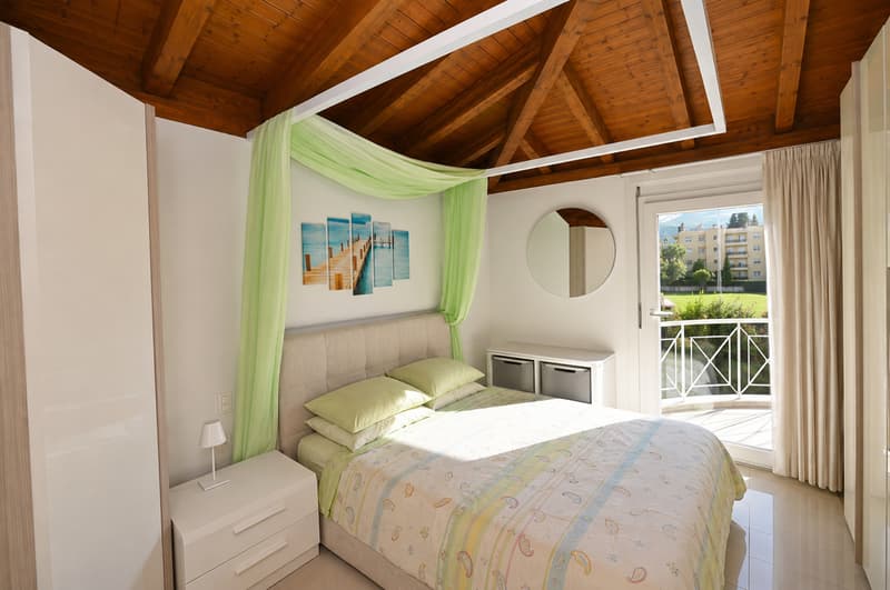 Elegante Villetta con Giardino, Ampia Terrazza e Vista Aperta (8)