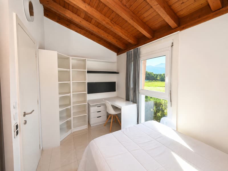 Elegante Villetta con Giardino, Ampia Terrazza e Vista Aperta (11)