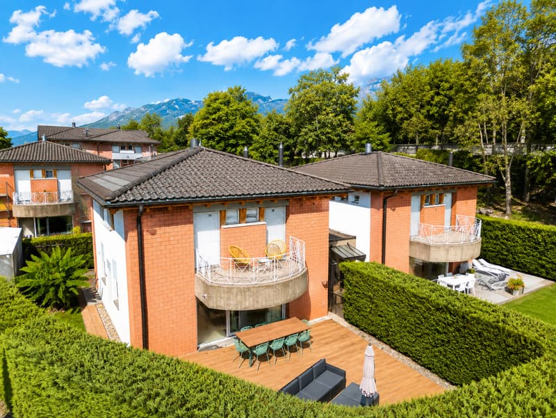 Elegante Villetta con Giardino, Ampia Terrazza e Vista Aperta (1)