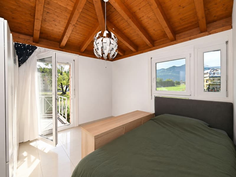 Elegante Villetta con Giardino, Ampia Terrazza e Vista Aperta (12)