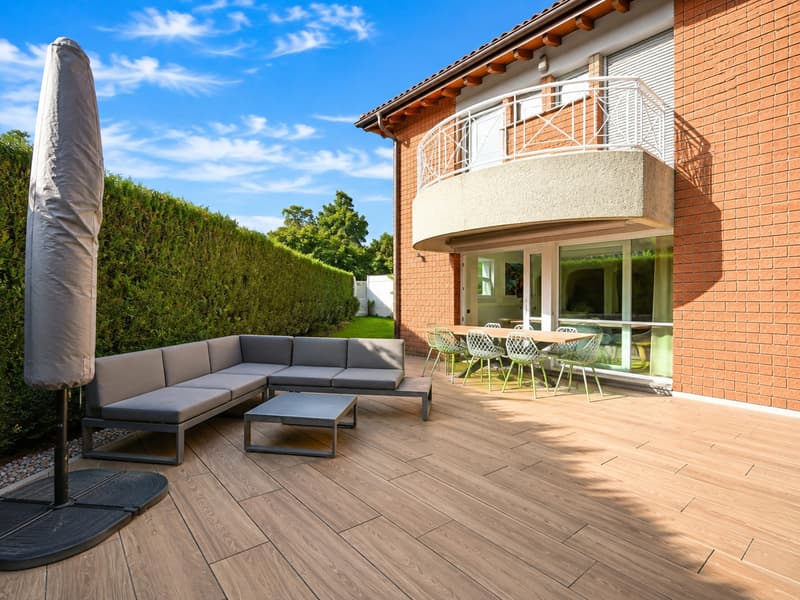 Elegante Villetta con Giardino, Ampia Terrazza e Vista Aperta (3)