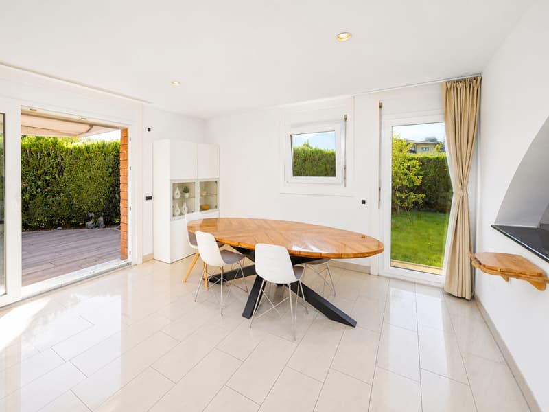 Elegante Villetta con Giardino, Ampia Terrazza e Vista Aperta (6)