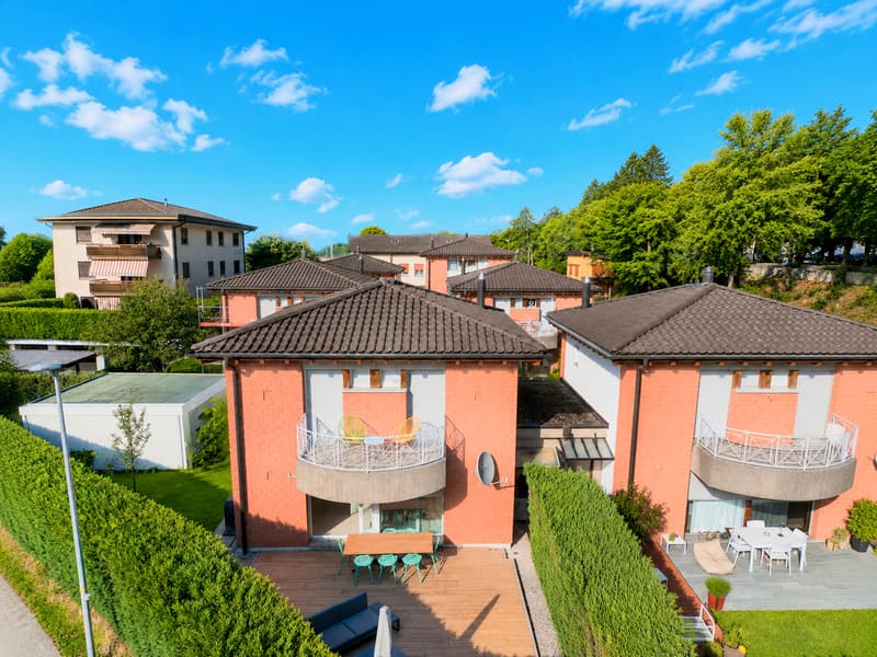 Elegante Villetta con Giardino, Ampia Terrazza e Vista Aperta (2)